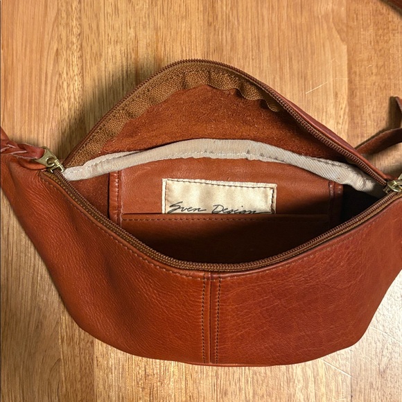 Sven USA Small Leather Sling Bag - Picture 3 of 12